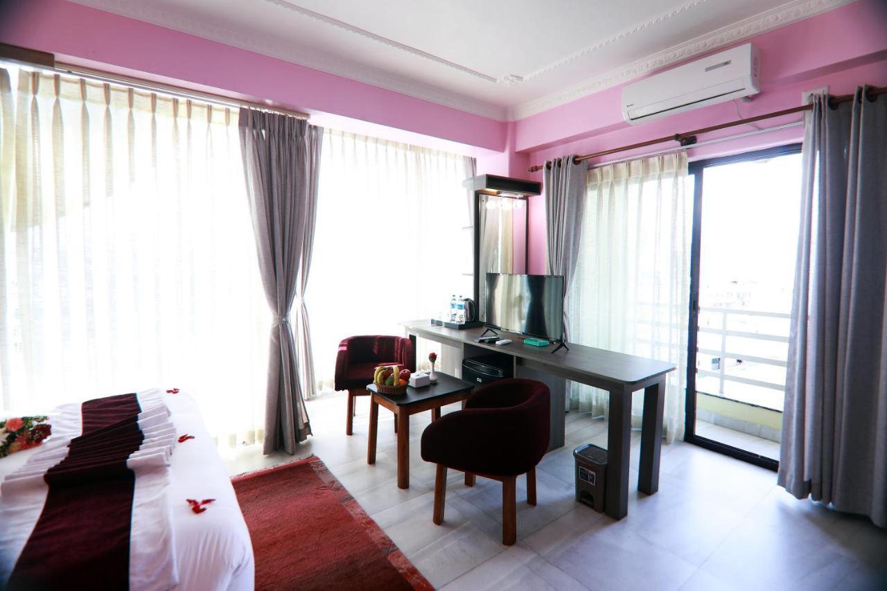 Hotel Task International Pokhara Buitenkant foto