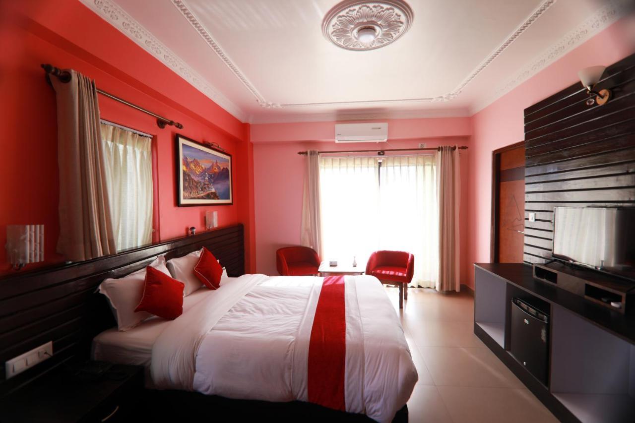 Hotel Task International Pokhara Buitenkant foto
