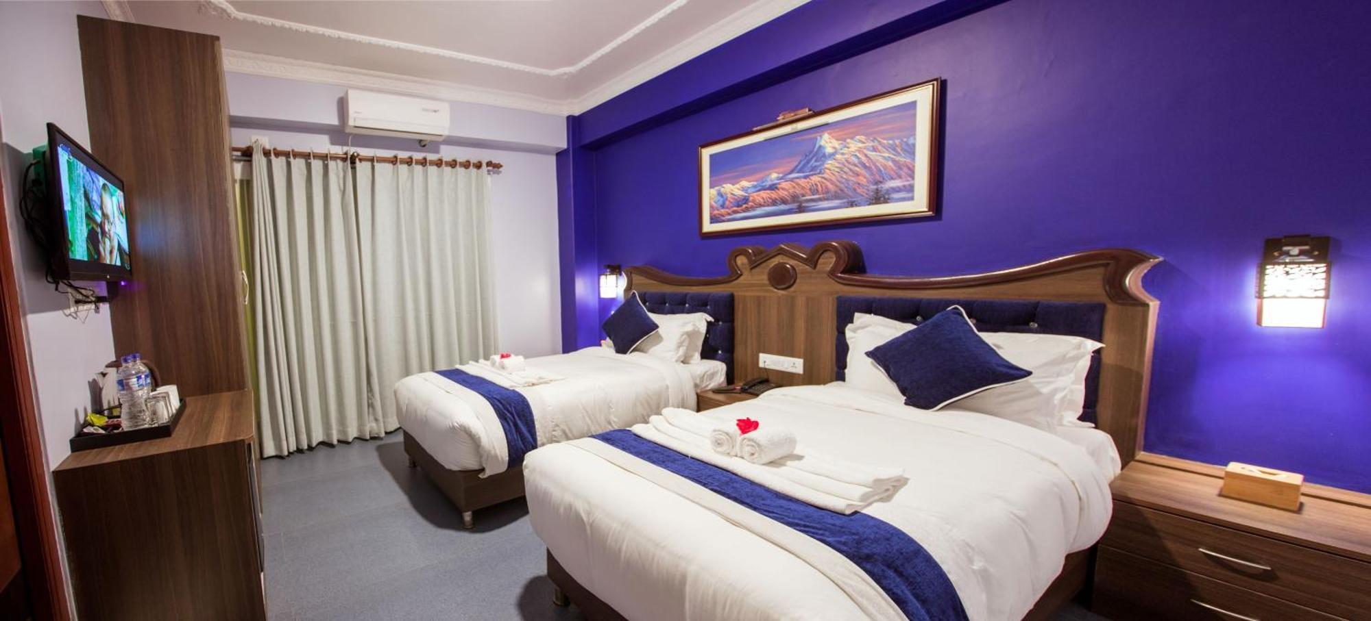 Hotel Task International Pokhara Buitenkant foto