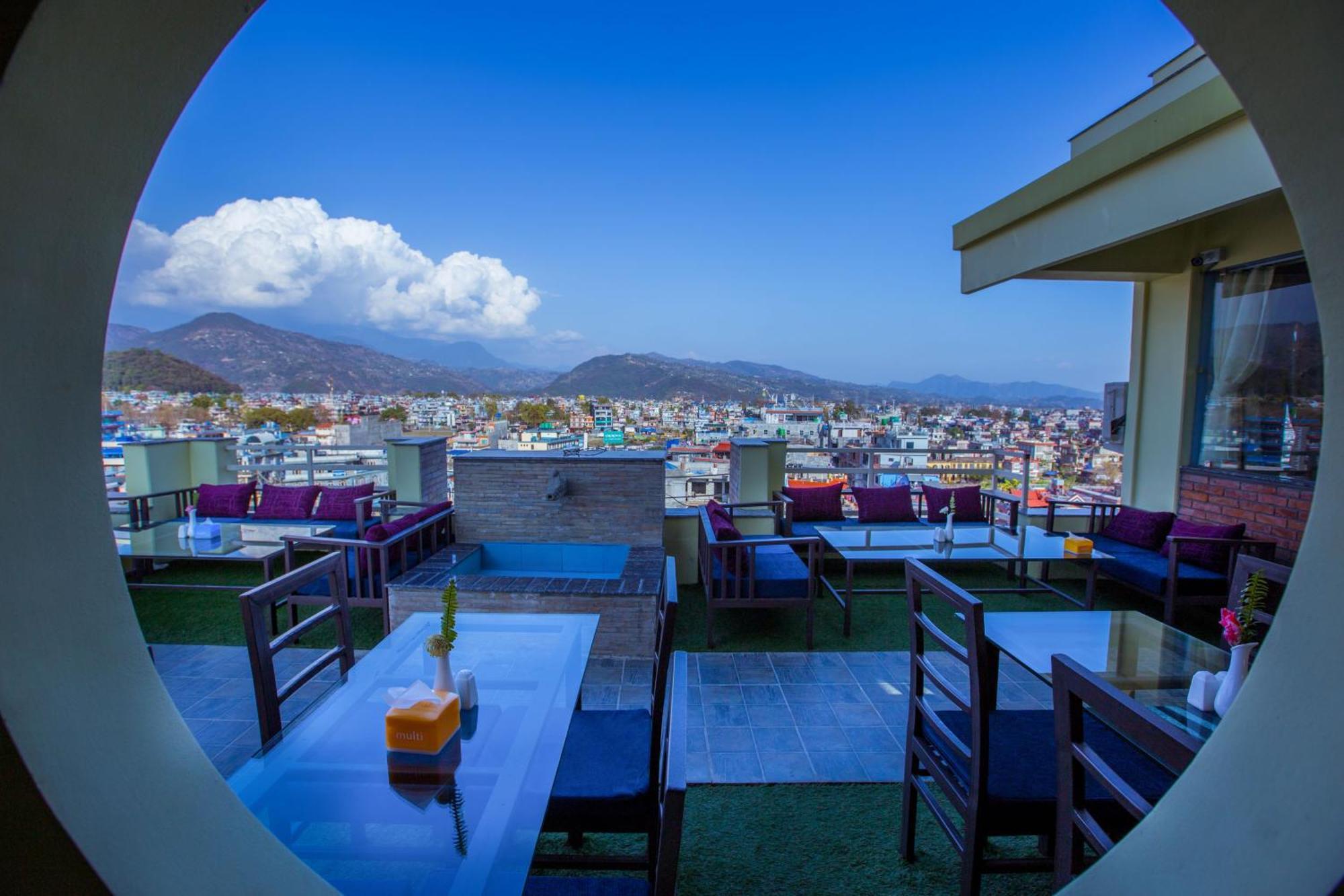 Hotel Task International Pokhara Buitenkant foto