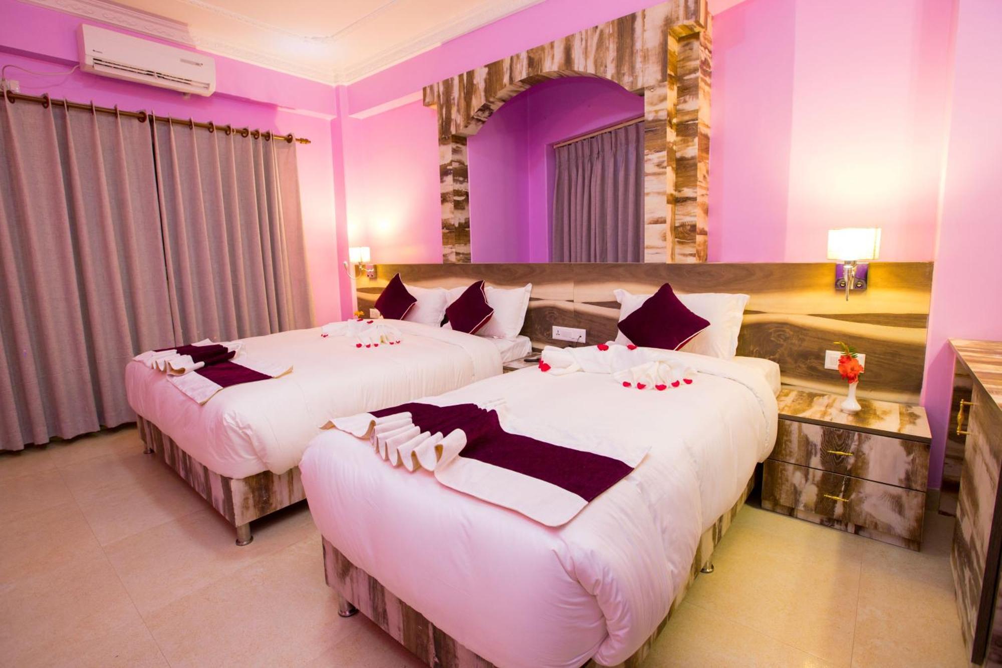 Hotel Task International Pokhara Buitenkant foto