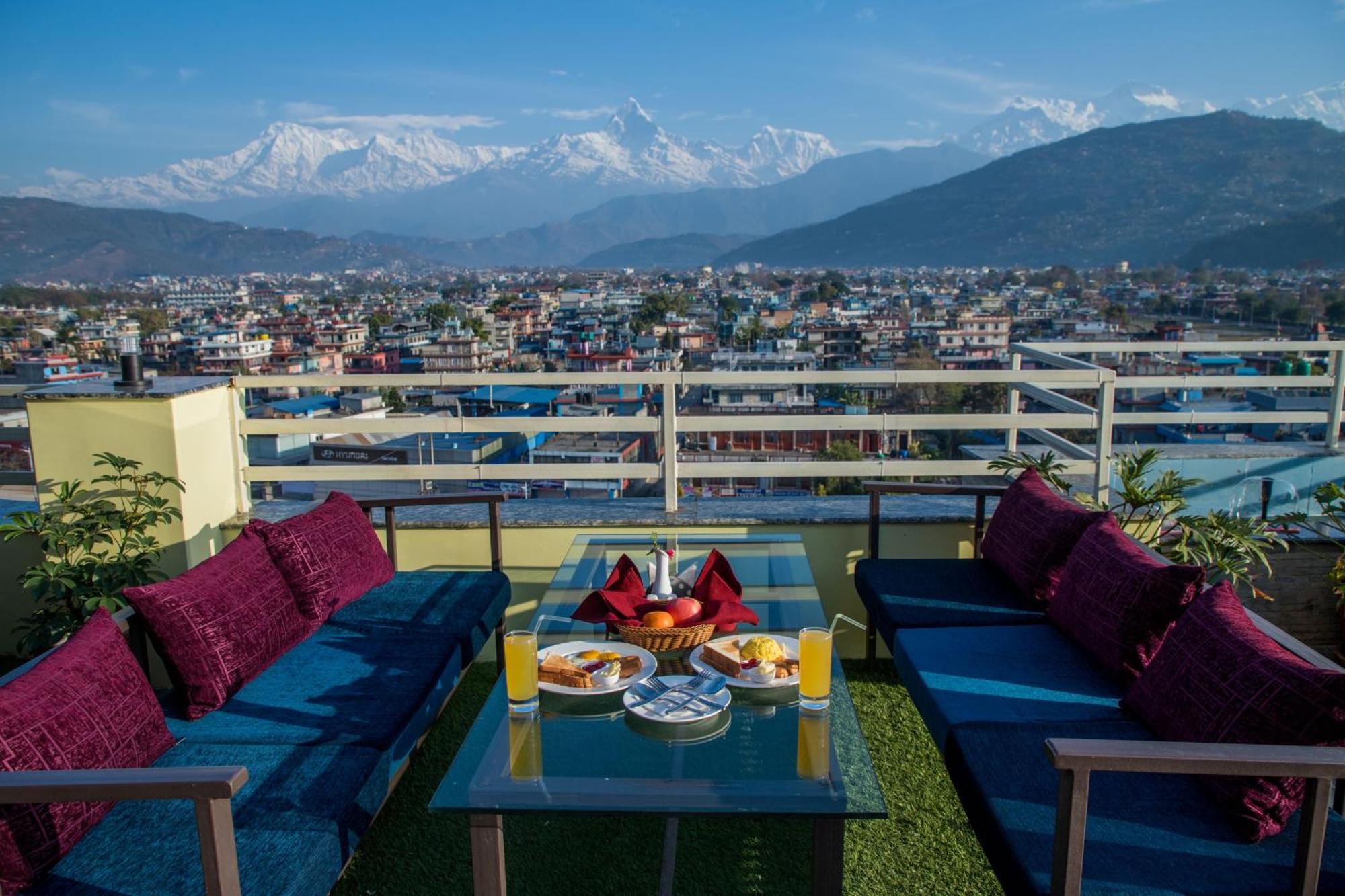 Hotel Task International Pokhara Buitenkant foto
