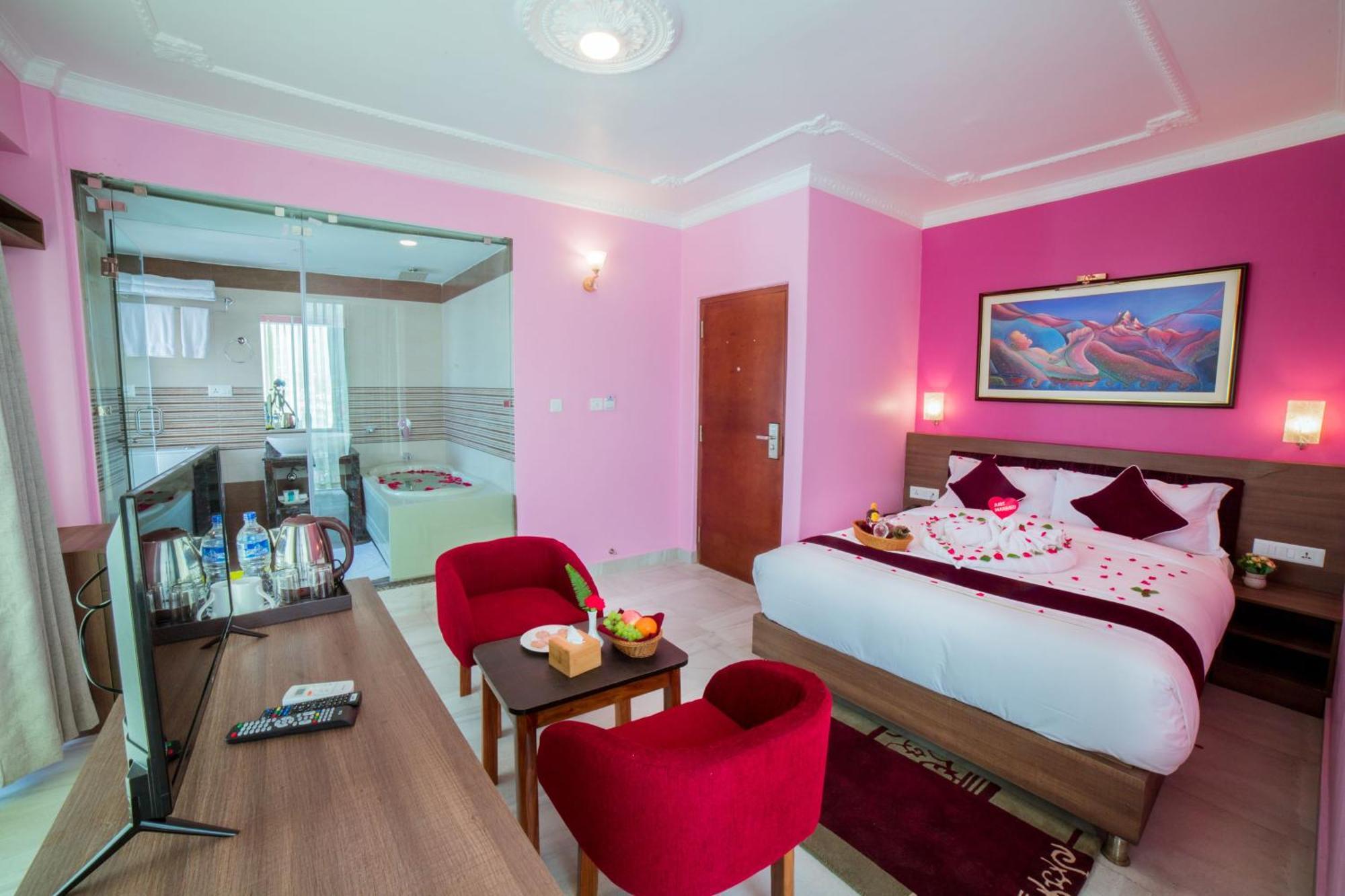 Hotel Task International Pokhara Buitenkant foto