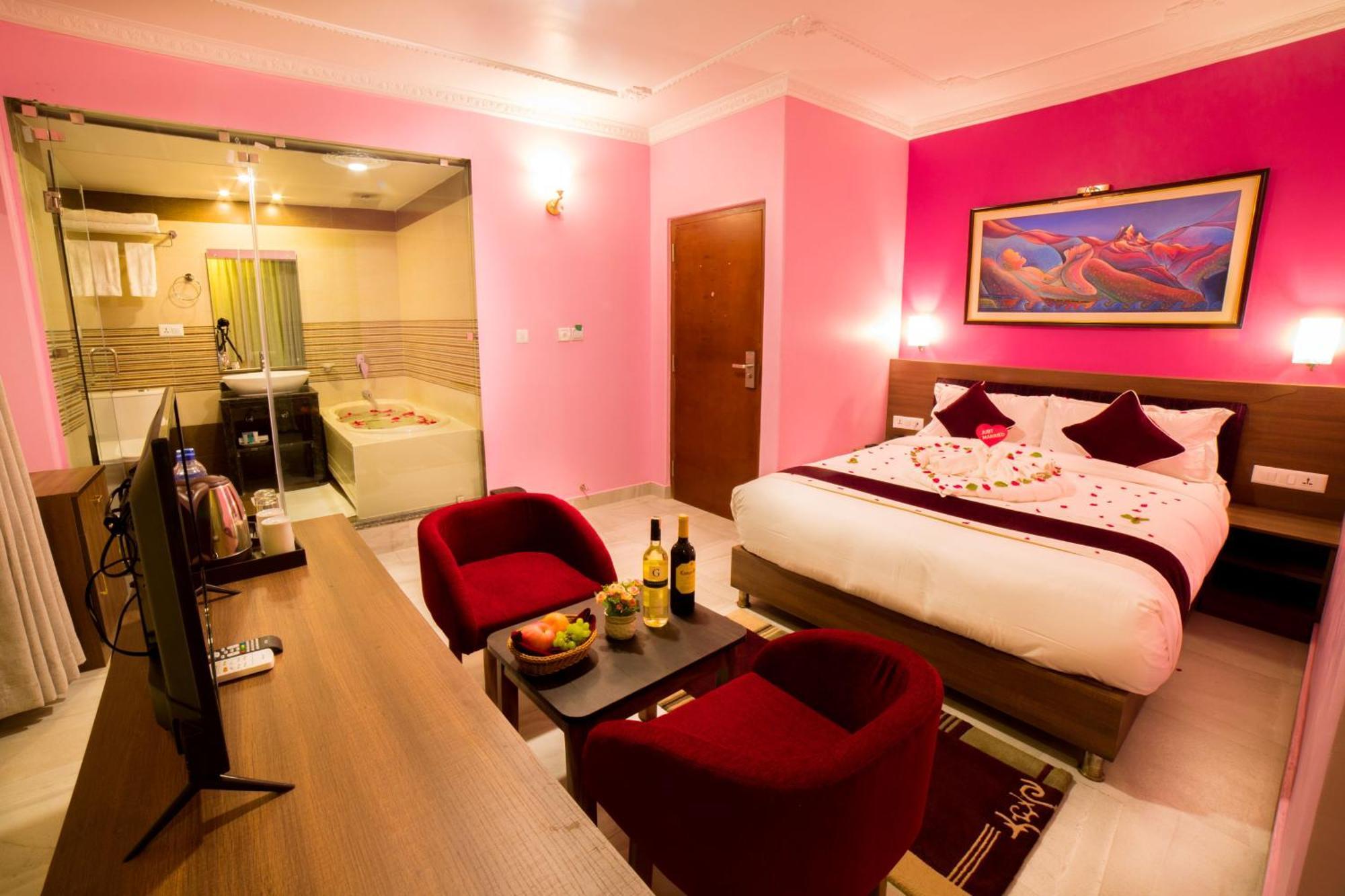 Hotel Task International Pokhara Buitenkant foto
