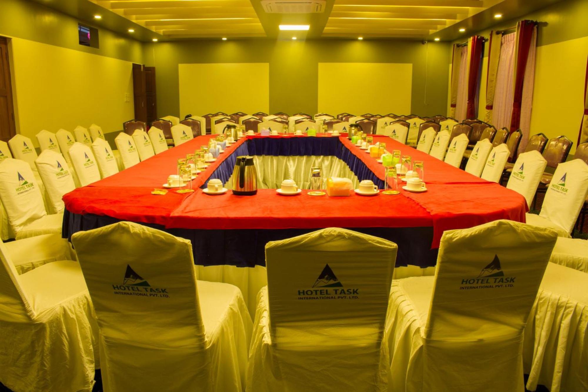 Hotel Task International Pokhara Buitenkant foto
