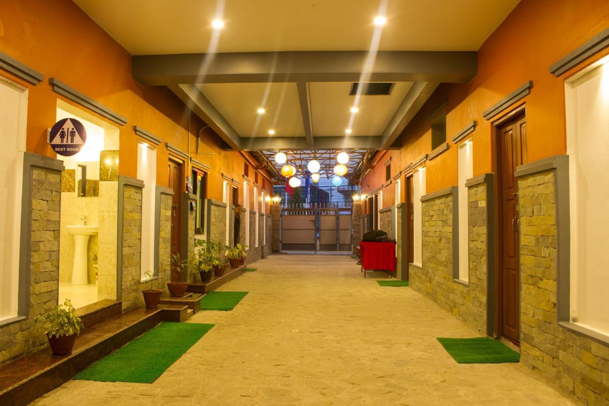 Hotel Task International Pokhara Buitenkant foto