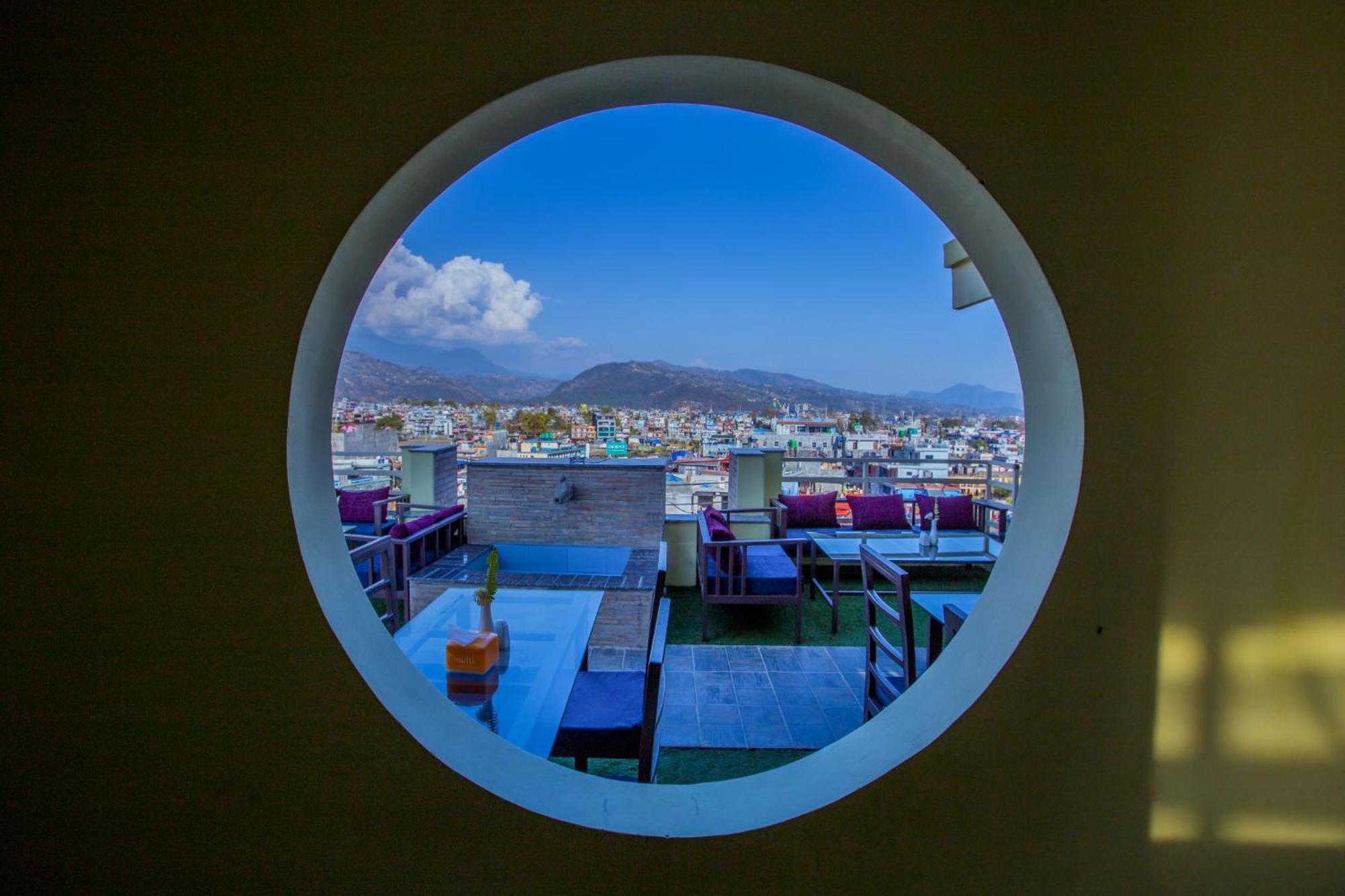 Hotel Task International Pokhara Buitenkant foto