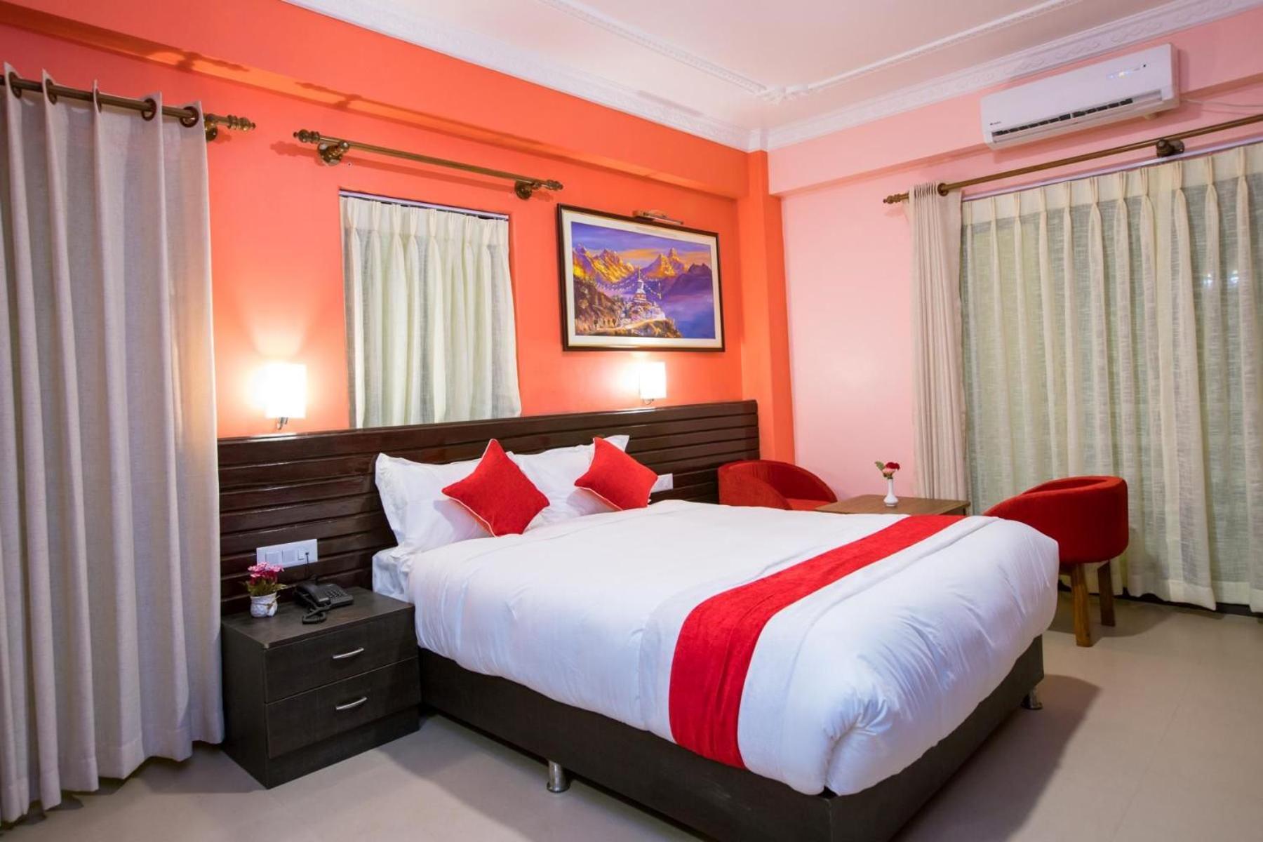 Hotel Task International Pokhara Buitenkant foto