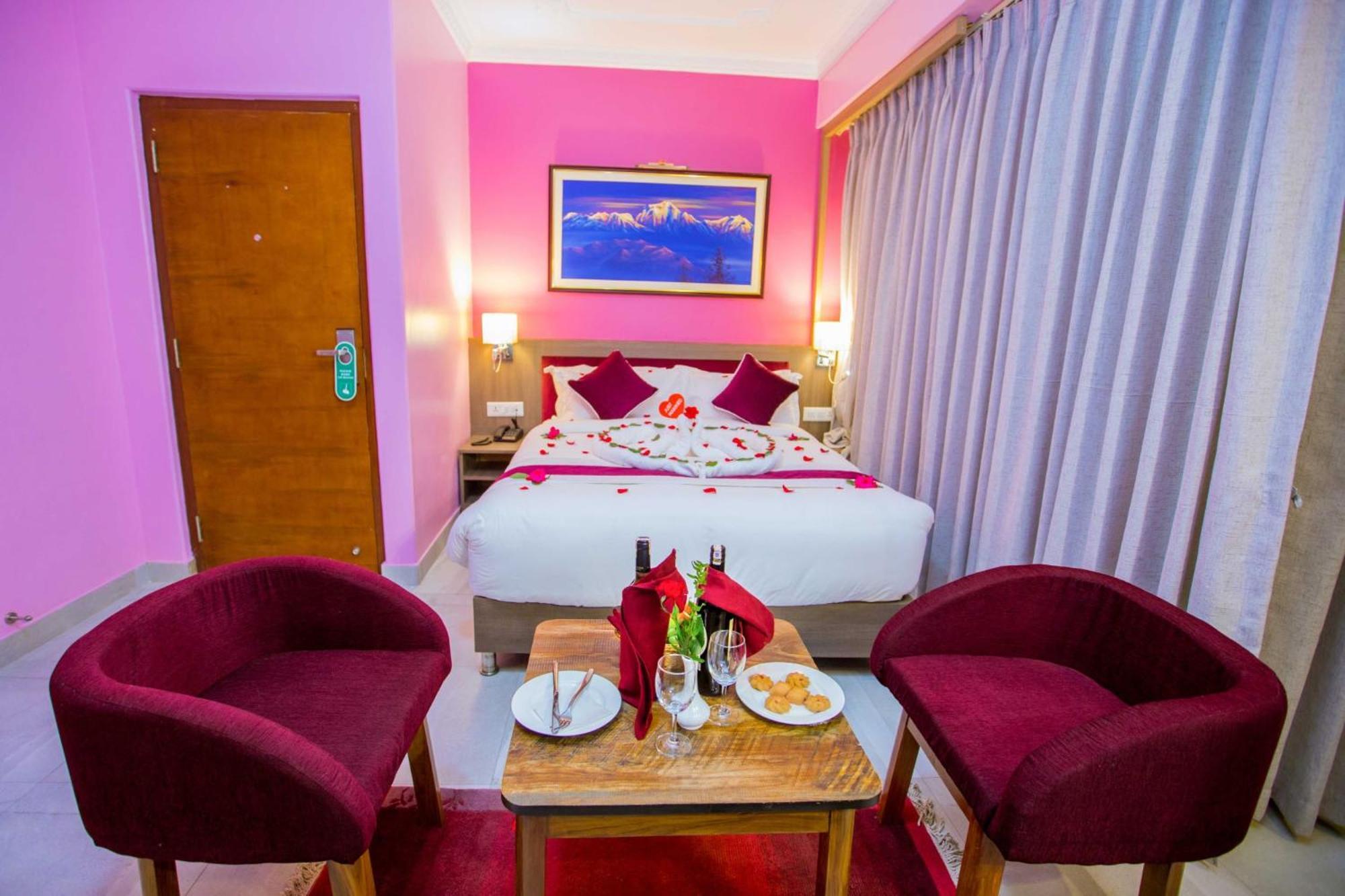 Hotel Task International Pokhara Buitenkant foto